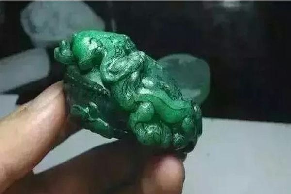 这块满身是“藓”的翡翠只能丢掉？住手！看雕刻师化腐朽为神奇！-第5张-翡翠-玉仓库