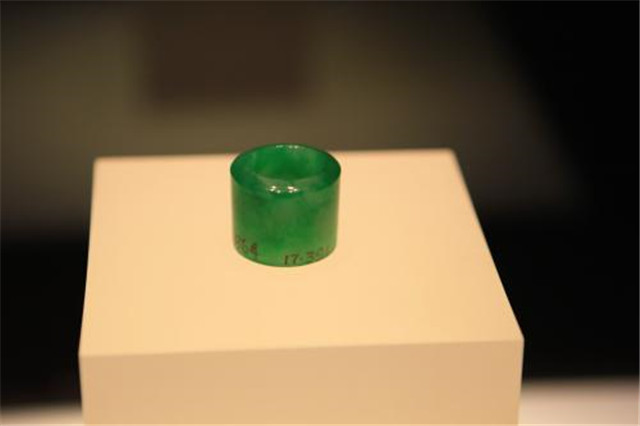 什么是翡翠扳指？翡翠扳指是一种彰显身份和地位的象征！(图文)