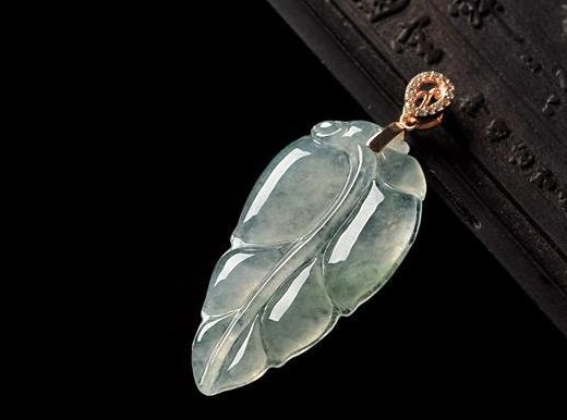 翡翠挂件叶子介绍及鉴赏_翡翠树叶吊坠寓意