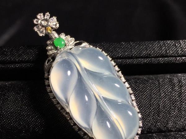 用打火机烧翡翠为什么有胶味_打火机烧翡翠的后果？