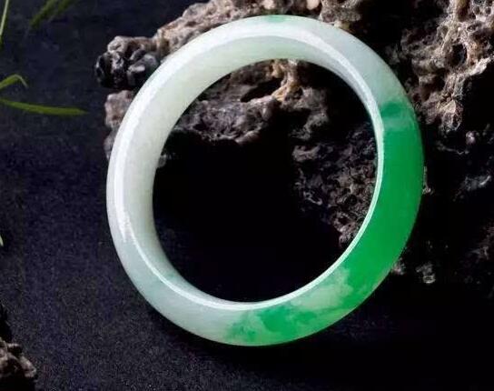 千万级别的翡翠手镯长什么样_挑选时要注意什么
