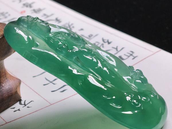 翡翠莲花的寓意_莲花莲蓬的寓意是什么?
