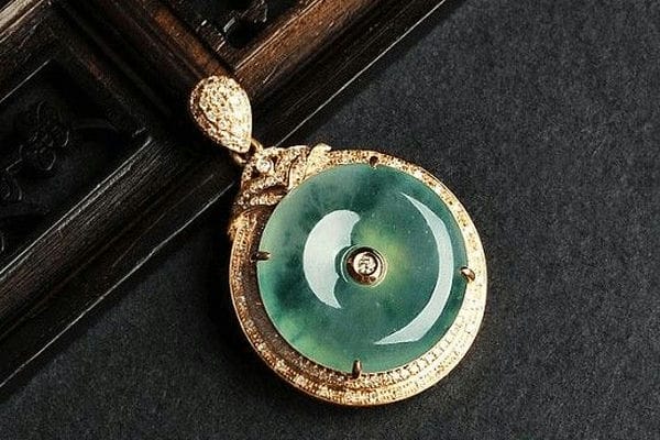 翡翠平安扣越大越好吗？建议多看看质量是否过关！