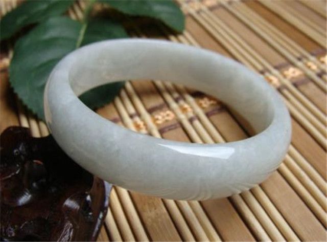 冰种翡翠一定比糯种翡翠贵吗？视其质量而定！(图文)-第3张-翡翠-玉仓库