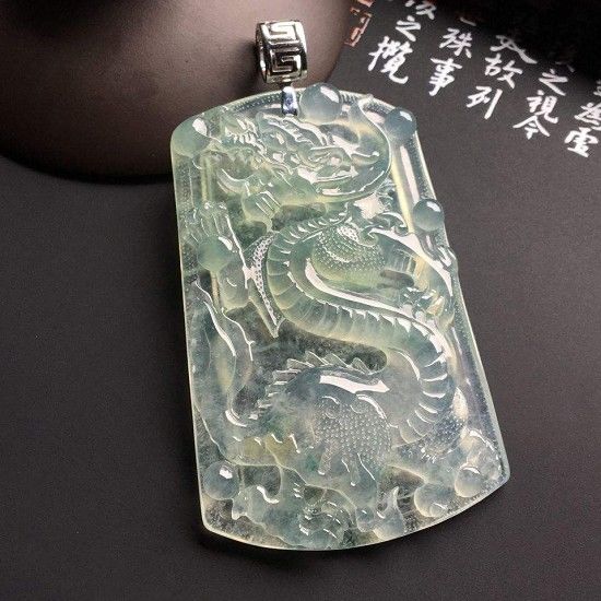 佩戴翡翠龙牌挂件的寓意是什么_龙牌在各个方面有什么意义