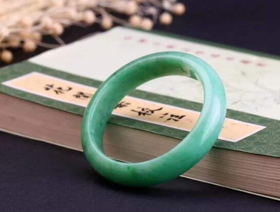 纠结是选翡翠手镯扁条呢还是圆条_从三个角度剖析