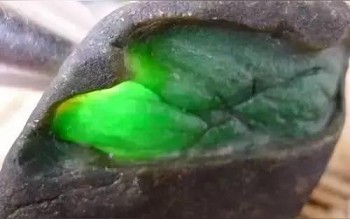原石翡翠外皮有几种颜色啊？哪种颜色是最好的啊？