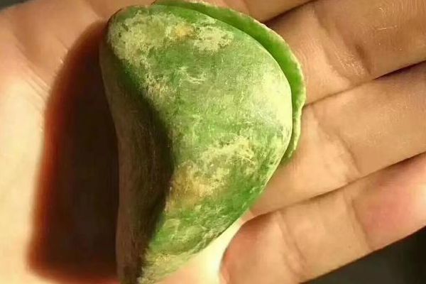 翡翠原石珠子加工过程_翡翠原石珠子怎么做