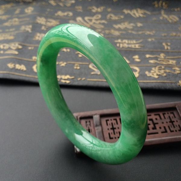 翡翠玉镯挑选有哪些注意事项_手镯款式有哪些