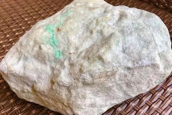 翡翠原石怎么去判断品质_翡翠原石粗糙质量怎么样