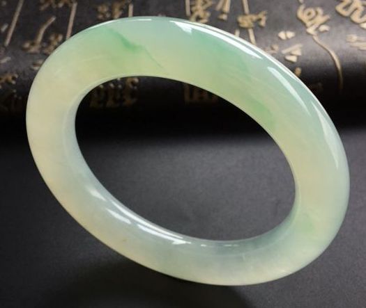 选购翡翠手镯要注意什么_翡翠手镯价格值多少钱