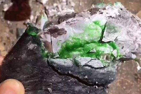 翡翠原石造假方法有哪些_翡翠原石颜色怎么造假-第2张-翡翠-玉仓库