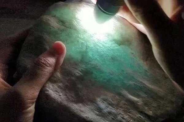 翡翠原石加工的具体步骤_翡翠的原石怎样加工