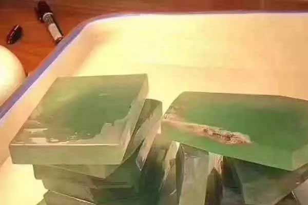 翡翠原石种水分类_翡翠原石压灯怎么看种的好坏
