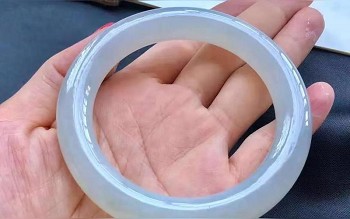 手镯寓意着什么，想买个翡翠的手镯送老婆？