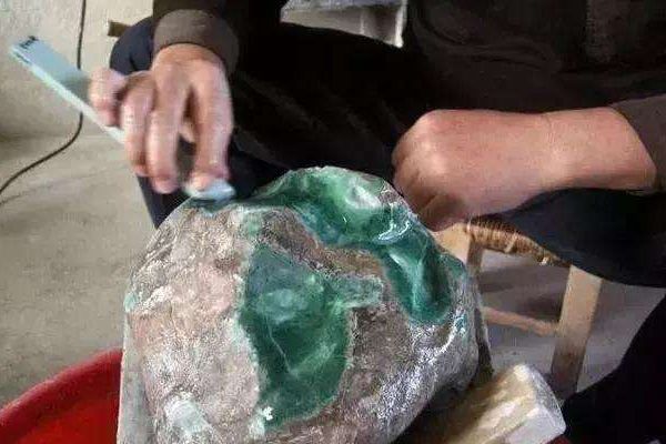 翡翠原石擦石怎么操作_翡翠原石怎样檫石