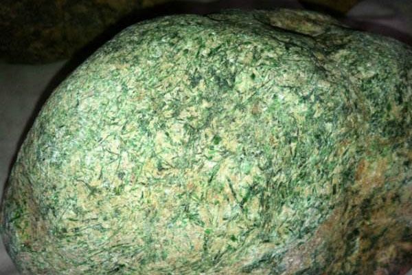 玉石的皮壳特征_翡翠皮壳和玉石的皮壳是一样吗