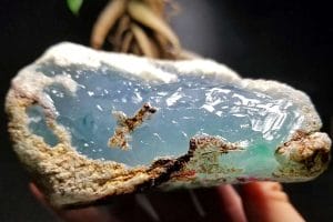 翡翠原石起荧光越亮越好吗