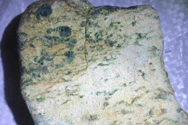 如何判断翡翠原石有没有色翡翠原石怎样看色-第2张-翡翠-玉仓库