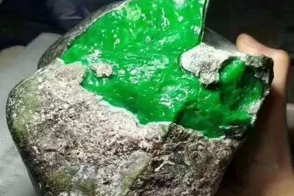 翡翠原石皮壳的形成_翡翠原石为什么有哪壳