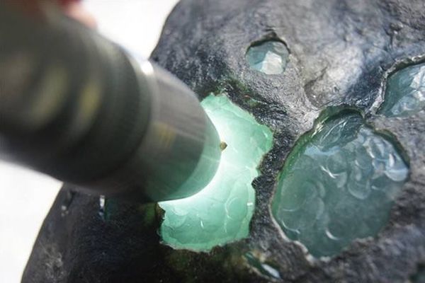 怎样给翡翠原石开窗_翡翠原石怎样选开窗位-第2张-翡翠-玉仓库