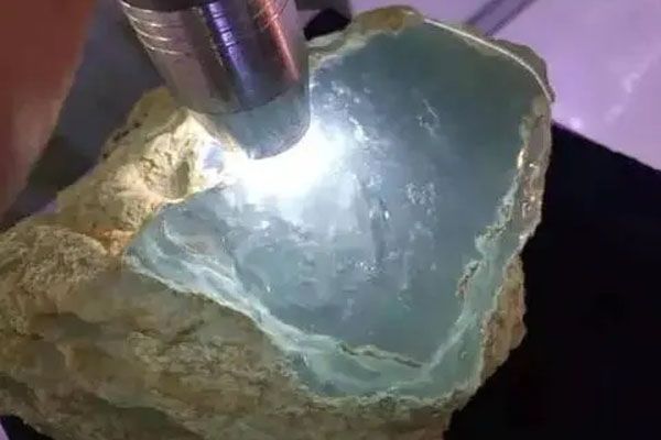 水沫玉是什么翡翠和水沫原石的区别