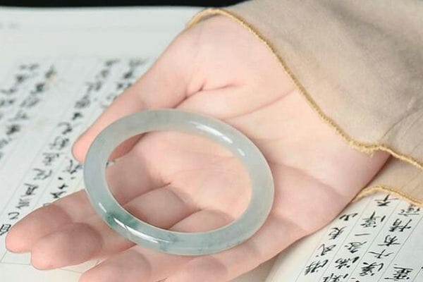 冰种飘花和冰种翡翠哪个贵？教你如何区分翡翠！