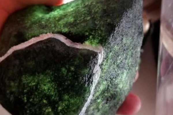 翡翠原石如何切才能利益最大化_翡翠原石怎样切才能涨