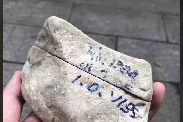翡翠原石什么皮壳好翡翠原石赌石哪些皮壳容易出高货-第2张-翡翠-玉仓库