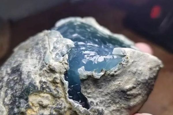 翡翠原石怎么开窗_翡翠原石鱼鳞窗的特点-第2张-翡翠-玉仓库