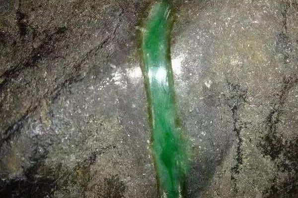 翡翠原石上的蟒带是什么翡翠原石蟒带特点