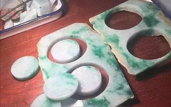 飘花和阳绿翡翠哪个贵？