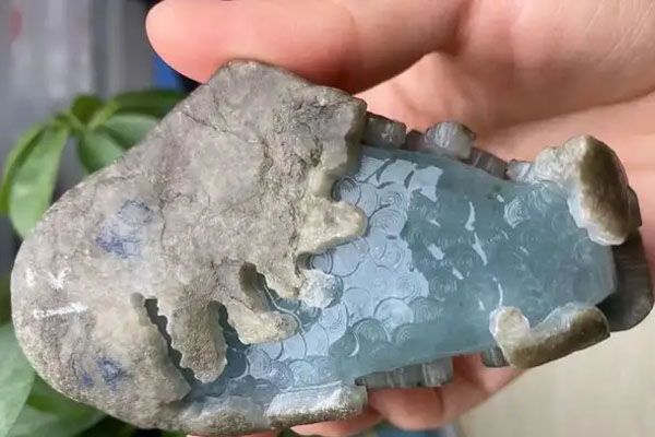 哪个更值钱_翡翠原石和和田玉哪个贵