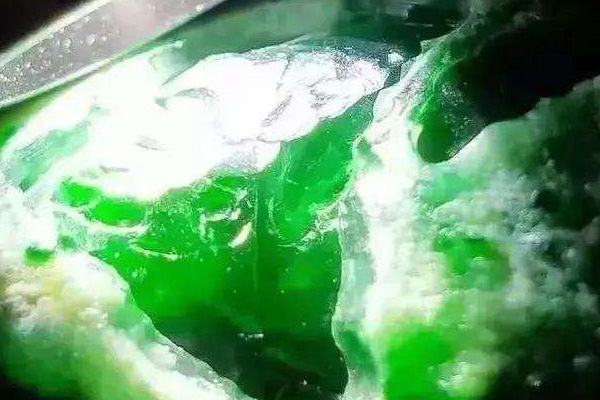 翡翠原石外表现讲解_翡翠原石有哪五种外表现-第2张-翡翠-玉仓库