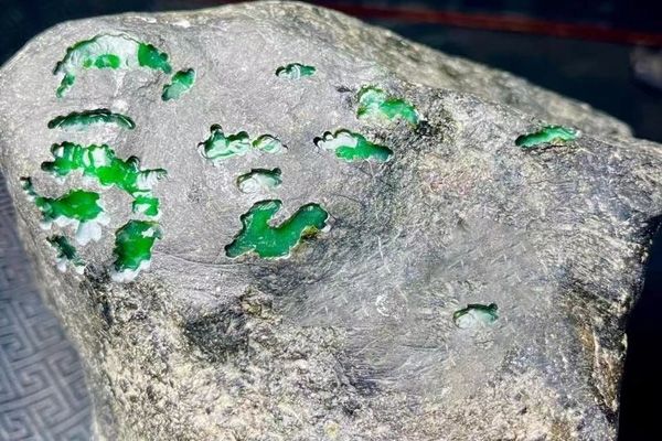 翡翠原石怎么开窗_翡翠原石鱼鳞窗的特点