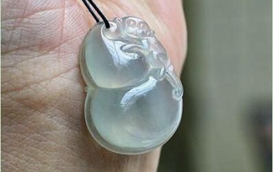 翡翠猴子抱葫芦有什么寓意__什么人适合佩戴翡翠猴子抱葫芦-第2张-翡翠-玉仓库