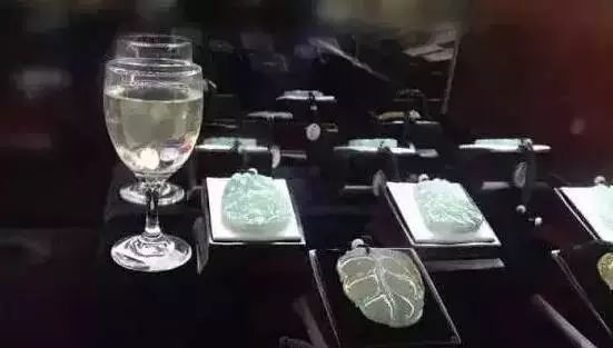 翡翠泡水里有什么好处真可以补水吗