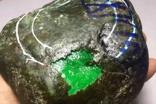 翡翠原石切割步骤以及注意事项_翡翠如何切割原石