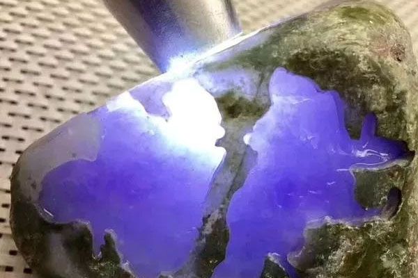 翡翠原石打灯怎么看_翡翠原石和强光手电的用法-第2张-翡翠-玉仓库
