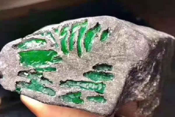 翡翠原石多少钱一克_翡翠原石价格分析