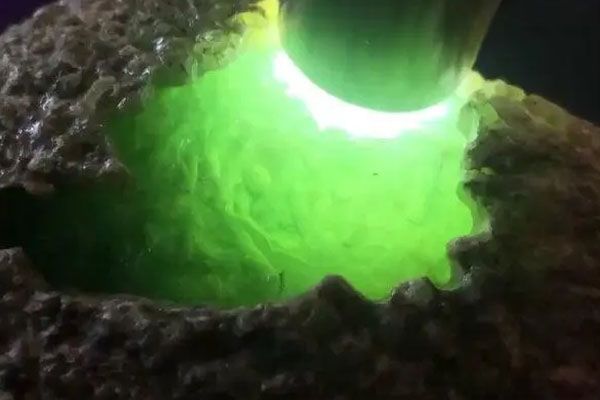 开窗的翡翠原石种水怎么看_翡翠原石切开后怎样看种水