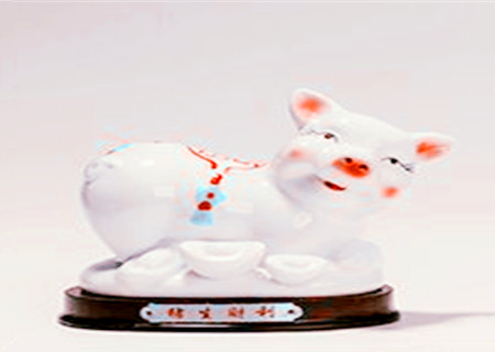属猪佩戴什么招财_