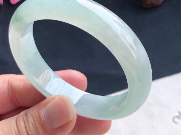 翡翠柳裂属于正常质量问题吗 翡翠挂件上都很多的小洞是怎么回事算质量问题么-第2张-翡翠-玉仓库