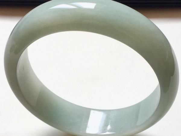 怎么分辨翡翠手镯种水 怎么分辨翡翠宝贝的种水和价位