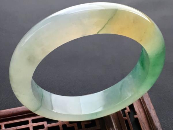 如何鉴别真假飘花翡翠手镯 如何鉴别飘色翡翠和飘花翡翠