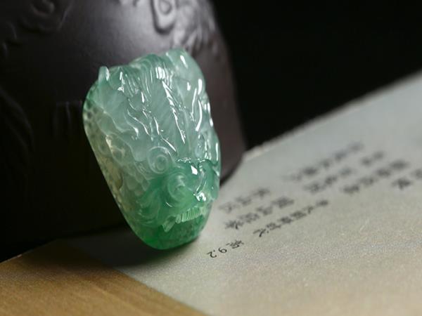 龙石种翡翠的保养 龙石种翡翠的特征