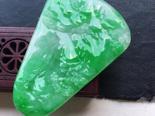 一个帝王绿翡翠的鉴定证书多少钱 缅甸正阳绿翡翠吊坠多少钱
