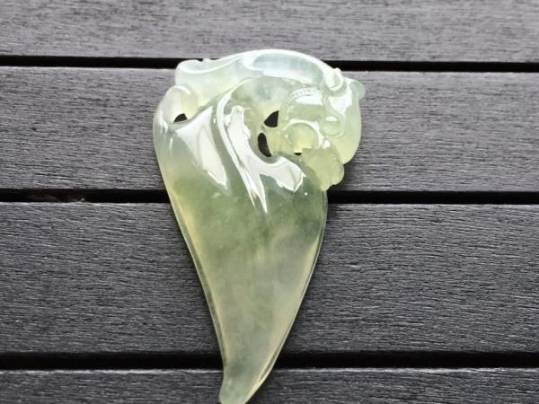 翡翠镯子上有瑕疵会越戴瑕疵越小吗 豆种有瑕疵的翡翠镯子有收藏价值吗