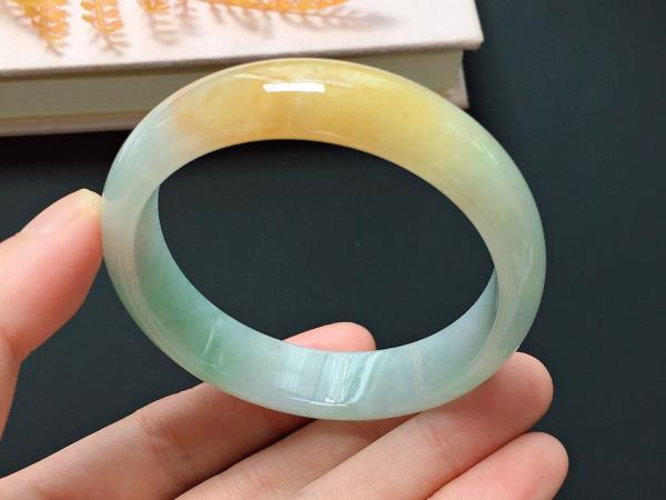 有绿紫白三色组成的翡翠好吗 红黄绿三色翡翠价值如何
