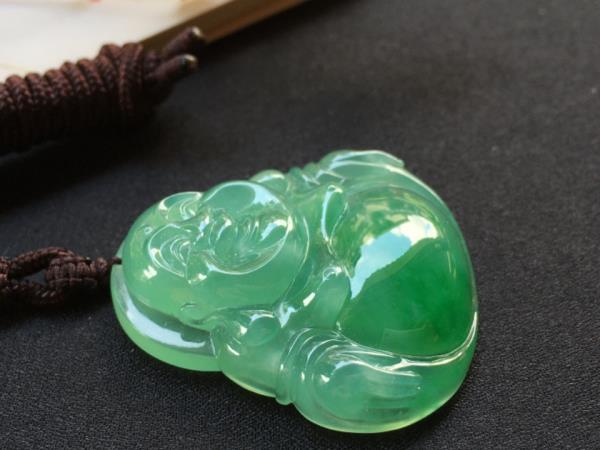 真翡翠的特点 戴翡翠弥勒佛适合所有人佩戴吗